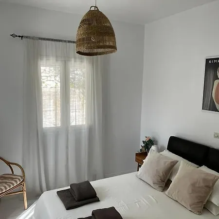 Newly Refurbished, Coastal Apartment-