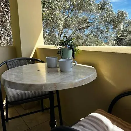 Apartment Newly Refurbished, Coastal Apartment- *